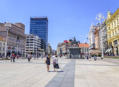 Ban Josip Jelacic turistler ve tramvaylar ile bir yaz gününde Zagreb'de kare.