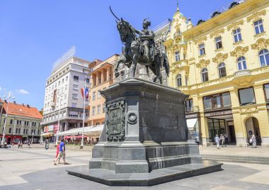 Ban Josip Jelacic turistler ve tramvaylar ile bir yaz gününde Zagreb'de kare.