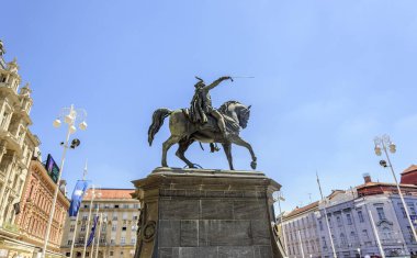 Ban Josip Jelacic turistler ve tramvaylar ile bir yaz gününde Zagreb'de kare.