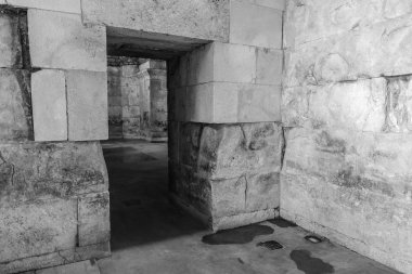 Zindan veya yeraltı mezarlığı terk edilmiş.