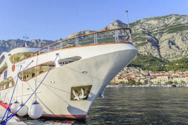 Makarska, Hırvatistan resort kasabasında iskelede tekne.