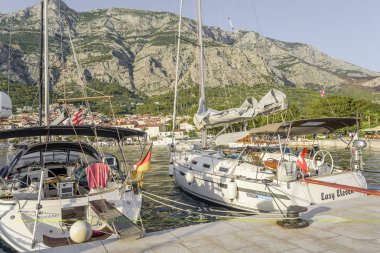 Makarska, Hırvatistan resort kasabasında iskelede tekneler.