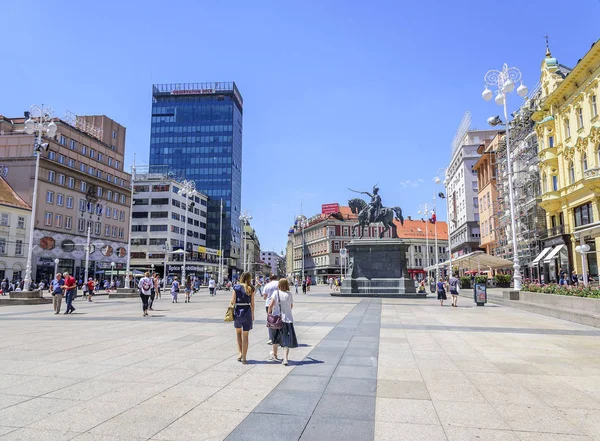 Plein van Ban Josip Jelacic met toeristen en trams op een zomerdag in Zagreb. — Stockfoto