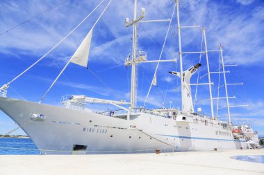 Büyük bir şehir Zadar dolgu üzerinde port yelkenli gemi cruise.