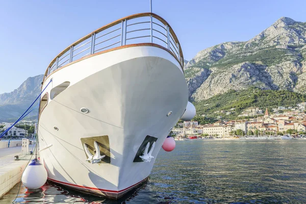 Hajó a mólón, a resort város, Makarska, Horvátország. — Stock Fotó