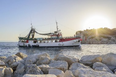 Bağlantı noktası Makarska, Hırvatistan ile neşeli turistler zevk tekne girer.
