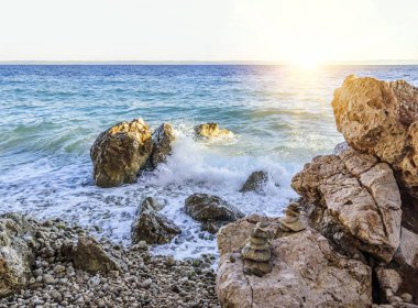 Deniz plaj. Deniz kenarı buzlu karşı çökmesini dalgalar deniz.