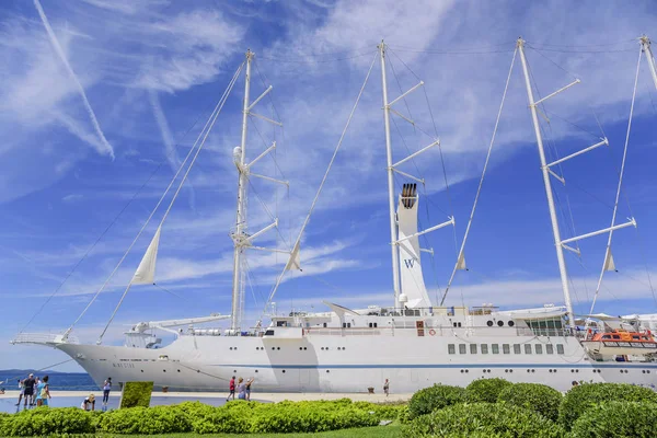 Büyük cruise gemi limanda şehir Zadar dolgu üzerinde yelken..