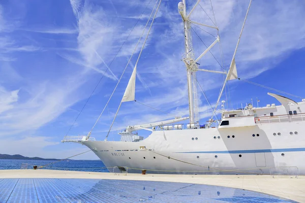 A large cruise sailing ship in the port on the embankment of the city of Zadar. — Stock Photo, Image