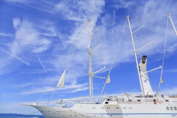 Büyük bir şehir Zadar dolgu üzerinde port yelkenli gemi cruise.