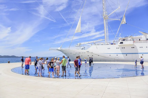 Le remblai de la ville de Zadar par une journée d'été ensoleillée. Zadar, l'une des villes les plus populaires en Croatie dans la saison touristique . — Photo