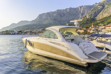 Makarska, Hırvatistan resort kasabasında iskelede tekneler.