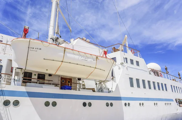 L'embarcation de sauvetage est suspendue sur un bateau de croisière . — Photo