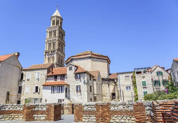 Kathedraal van St. Duje en de oude stad in de stad Split. — Stockfoto