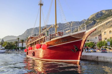 Makarska, Hırvatistan resort kasabasında iskelede tekneler.