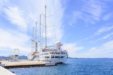 Büyük bir şehir Zadar dolgu üzerinde port yelkenli gemi cruise.