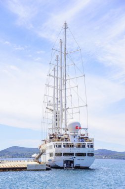 Büyük bir şehir Zadar dolgu üzerinde port yelkenli gemi cruise.