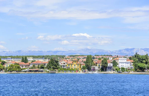 Uitzicht vanaf de zee naar de stad van Zadar in Kroatië. — Stockfoto
