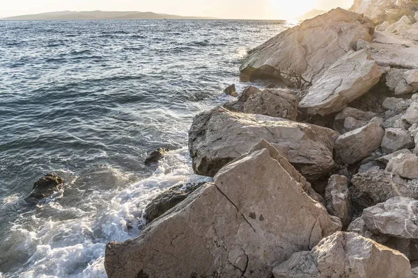 Морський пляж. Морські хвилі впали на скелі на узбережжі . — стокове фото