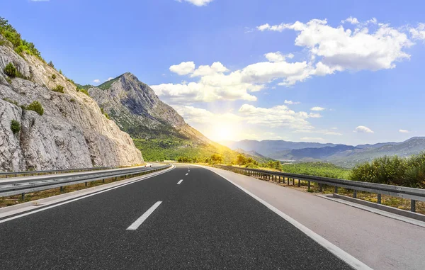 Dağlar arasında yüksek hızlı köy yolunda.