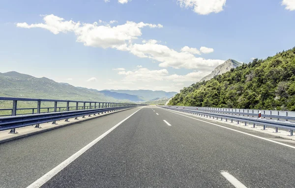 Autostrady poza miastem cofnięty w highlands. — Zdjęcie stockowe