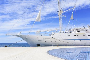 Büyük bir şehir Zadar dolgu üzerinde port yelkenli gemi cruise.