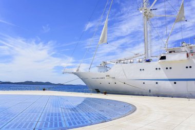 Büyük yelkenli gemisi liman .