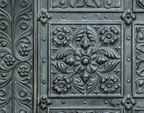 Decorative element of the old iron door. — Stock Photo, Image