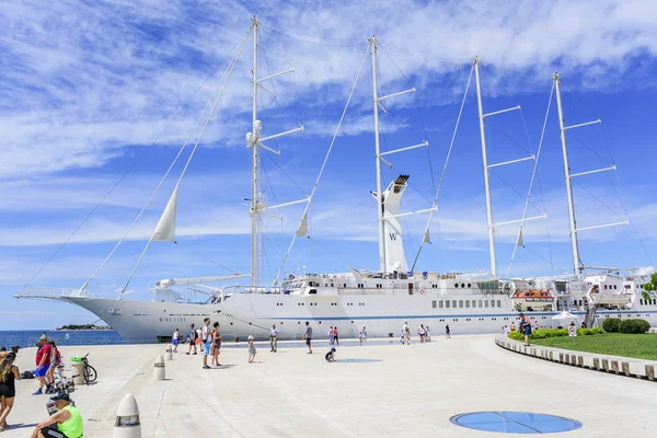 Büyük bir şehir Zadar dolgu üzerinde port yelkenli gemi cruise.