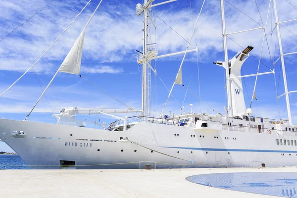 Büyük bir şehir Zadar dolgu üzerinde port yelkenli gemi cruise.
