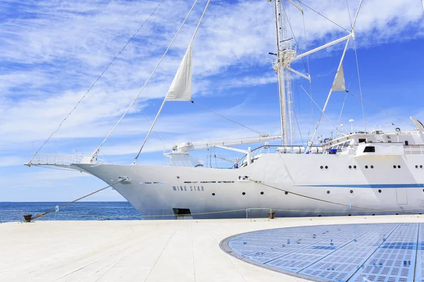 Ein großes Kreuzfahrtschiff im Hafen am Ufer der Stadt Zadar. — Stockfoto