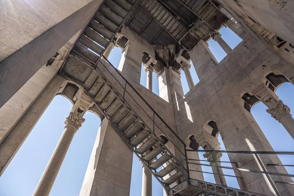 Uitzicht vanaf de binnenkant van een hoge oude toren in de stad Split. — Stockfoto