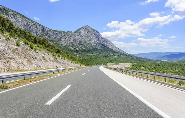 Dağlar arasında yüksek hızlı köy yolunda.