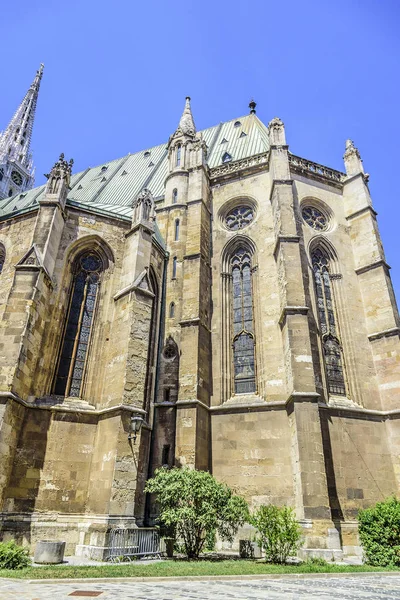 Zagreb Katedrali. Yan duvarlar.