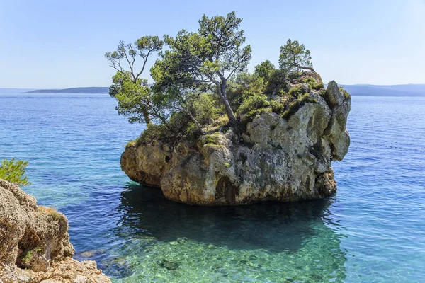 Cennet Adası mavi denizin içinde. Hırvatistan.