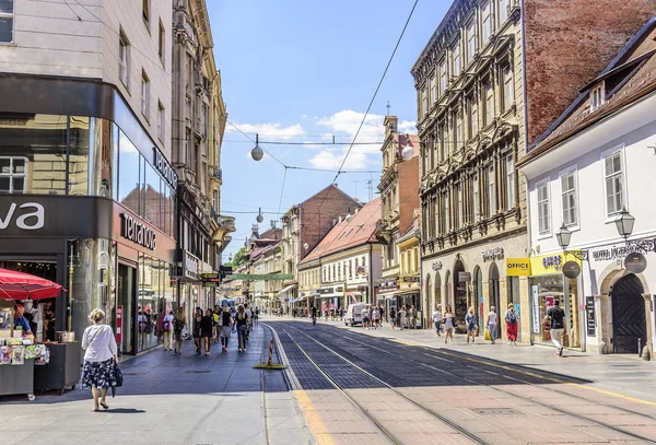 Ban Josip Jelacic turistlerle bir yaz gününde Zagreb'de kare — Stok fotoğraf