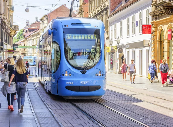 Ban Josip Jelacic turistler ve tramvaylar ile bir yaz gününde Zagreb'de kare.