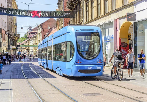 A turisták és a villamosok tilalom Josip Jellasics tér a egy nyári napon Zágrábban. — Stock Fotó