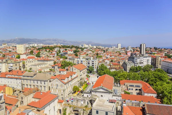 Split evlerin çatıları.