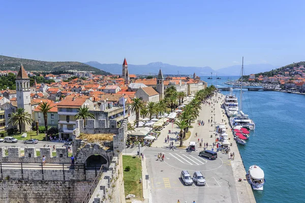 Bağlantı noktası ve dolgu Trogir Şehri kale üzerinden görünümü.