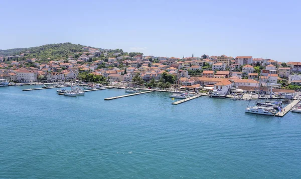 Bağlantı noktası ve dolgu Trogir Şehri kale üzerinden görünümü.