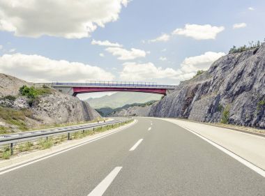 Bir otoyol üzerinde köprü.