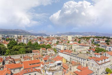 Split evlerin çatıları.