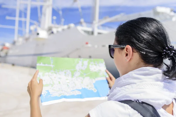 Mujer con mapa cerca de cruceros en puerto marítimo . — Foto de Stock