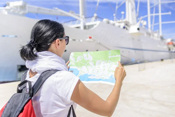 Woman with map near cruise ships at sea harbor. — Stock Photo, Image