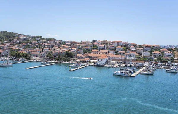 Utsikt över hamnen från fästningen staden Trogir. — Stockfoto