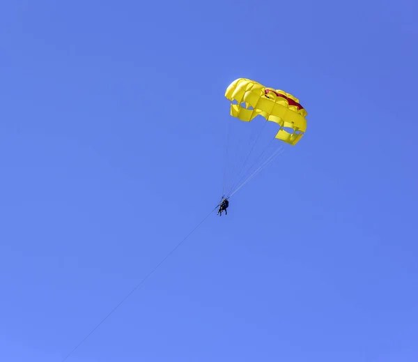 Tourists fly by parachute. — Stock Photo, Image