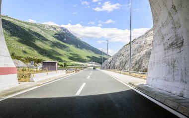 Yolda bir yeraltı tüneli.