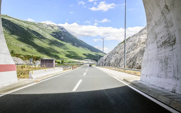 Yolda bir yeraltı tüneli.