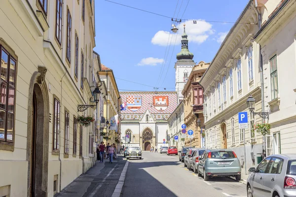 Zagreb straten op een weekdag overdag in de zomer. Stad van Zagreb is de hoofdstad van Kroatië. — Stockfoto